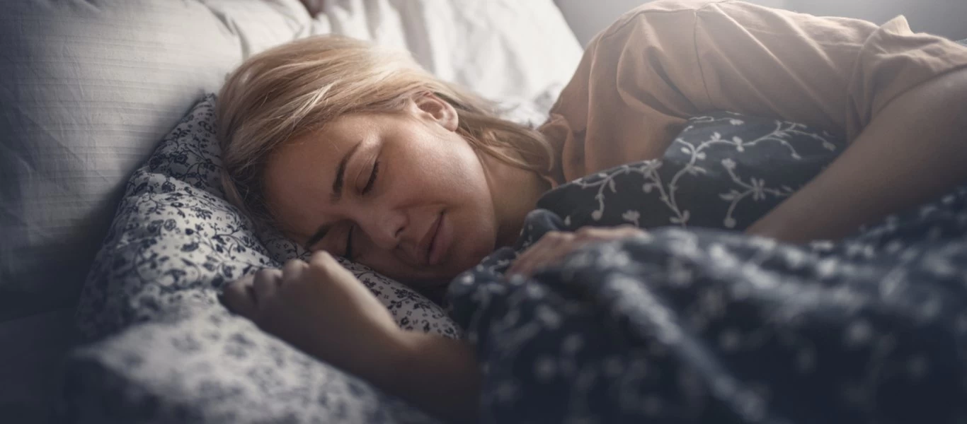 Αυτοί είναι οι λόγοι που χρειάζεσαι σκέπασμα για να κοιμηθείς ακόμα και όταν κάνει ζέστη!